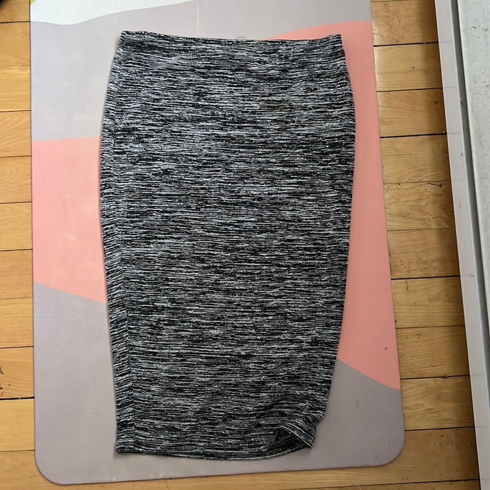 Suzy shier knit bodycon skirt. Hits bellow knee